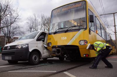 Stuttgart-Bad-Canstatt: Pkw kollidiert mit Stadtbahn